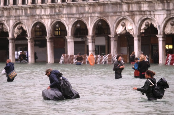 Venise bị nhấn chìm trong nước ngập lịch sử - Ảnh 3.