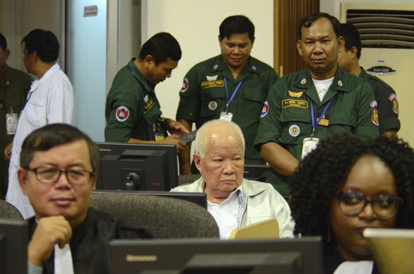 Cựu thủ lĩnh Khmer Đỏ Khieu Samphan ngồi trong phòng xử án tại Phnom Penh - Ảnh: REUTERS