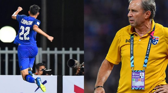 HLV Milovan Rajevac đang chứng kiến tiền đạo 19 tuổi Supachai Jaided bay cao - Ảnh: Fox Sports