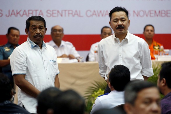 Ông Rusdi Kirana (phải) - một trong hai nhà sáng lập Tập đoàn Lion Air cùng giám đốc điều hành Hãng Lion Air, ông Edward Sirait - lắng nghe câu hỏi của các thân nhân trong cuộc họp báo ngày 5-11 về tiến trình trục vớt máy bay số hiệu JT-610 tại một khách sạn ở Jakarta - Ảnh: REUTERS