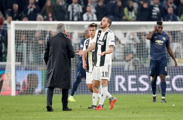 Cầu thủ Juventus điên tiết vì màn ăn mừng khiêu khích của HLV Mourinho - Ảnh 3.