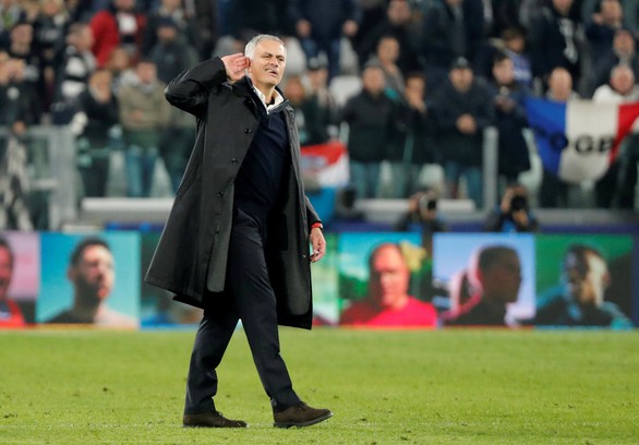 Cầu thủ Juventus điên tiết vì màn ăn mừng khiêu khích của HLV Mourinho - Ảnh 2.