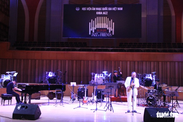 Bèo dạt mây trôi, Lý ngựa ô... lên sân khấu nhạc Jazz - Ảnh 8. Bèo dạt mây trôi, Lý ngựa ô... lên sân khấu nhạc Jazz - Ảnh 8.