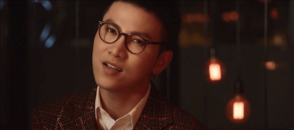 Ngạc nhiên MV cuối năm đậm phong cách lễ hội của ca sĩ trẻ - Ảnh 5. Ngạc nhiên MV cuối năm đậm phong cách lễ hội của ca sĩ trẻ - Ảnh 5.