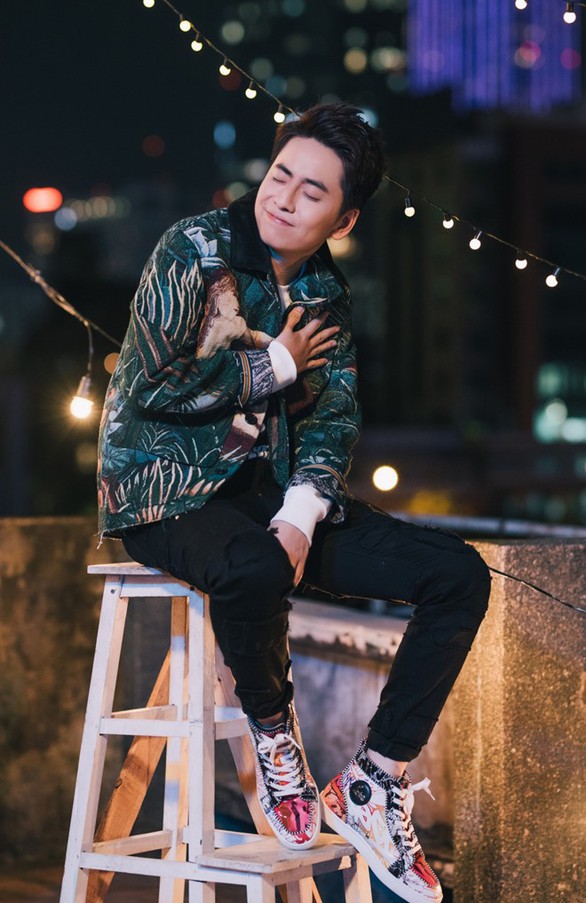 Ngạc nhiên MV cuối năm đậm phong cách lễ hội của ca sĩ trẻ - Ảnh 7. Ngạc nhiên MV cuối năm đậm phong cách lễ hội của ca sĩ trẻ - Ảnh 7.