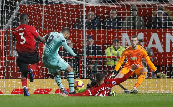 M.U h&ograve;a Arsenal trong trận cầu của những sai lầm - Ảnh 3.