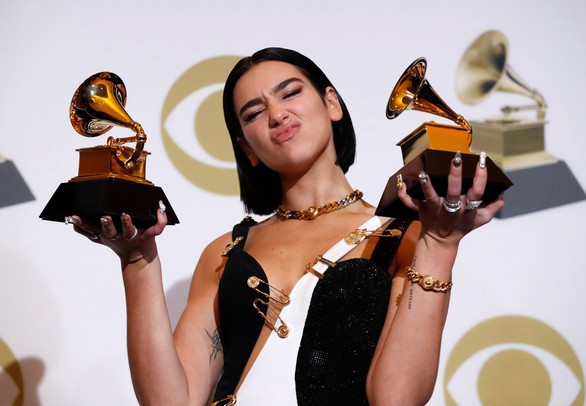 Lady Gaga giành 3 giải Grammy, bà Michelle Obama bất ngờ xuất hiện - Ảnh 4. Lady Gaga giành 3 giải Grammy, bà Michelle Obama bất ngờ xuất hiện - Ảnh 4.