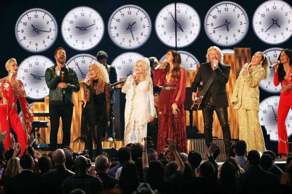 Lady Gaga giành 3 giải Grammy, bà Michelle Obama bất ngờ xuất hiện - Ảnh 5. Lady Gaga giành 3 giải Grammy, bà Michelle Obama bất ngờ xuất hiện - Ảnh 5.