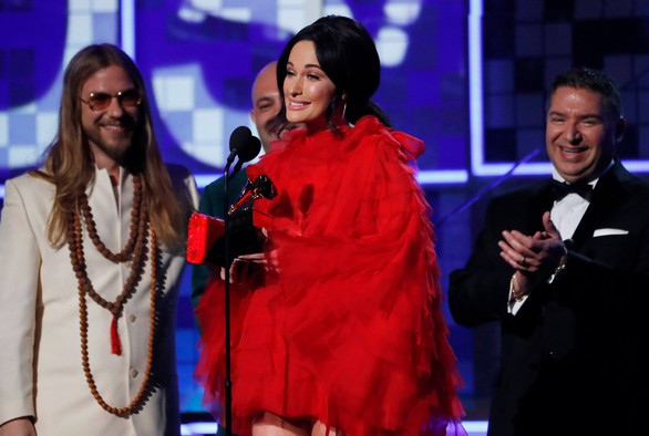 Lady Gaga giành 3 giải Grammy, bà Michelle Obama bất ngờ xuất hiện - Ảnh 3. Lady Gaga giành 3 giải Grammy, bà Michelle Obama bất ngờ xuất hiện - Ảnh 3.