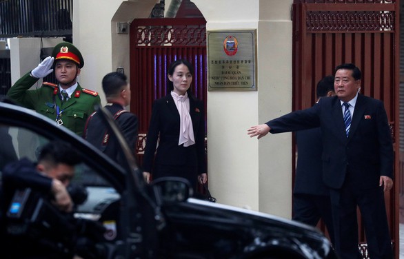 Ông Kim Jong Un cùng em gái đến thăm Đại sứ quán Triều Tiên - Ảnh 3. Ông Kim Jong Un cùng em gái đến thăm Đại sứ quán Triều Tiên - Ảnh 3.