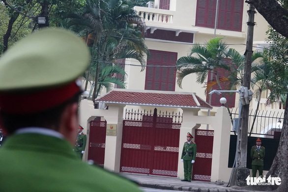 Ông Kim Jong Un cùng em gái đến thăm Đại sứ quán Triều Tiên - Ảnh 4. Ông Kim Jong Un cùng em gái đến thăm Đại sứ quán Triều Tiên - Ảnh 4.