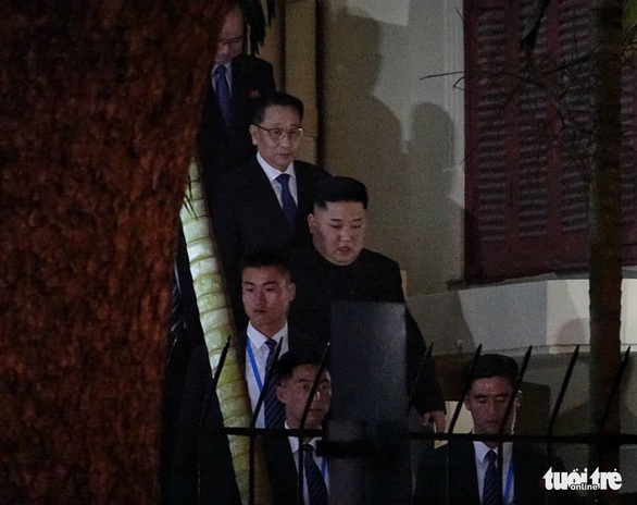Ông Kim Jong Un cùng em gái đến thăm Đại sứ quán Triều Tiên - Ảnh 1. Ông Kim Jong Un cùng em gái đến thăm Đại sứ quán Triều Tiên - Ảnh 1.