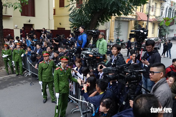 Ông Kim Jong Un cùng em gái đến thăm Đại sứ quán Triều Tiên - Ảnh 7. Ông Kim Jong Un cùng em gái đến thăm Đại sứ quán Triều Tiên - Ảnh 7.