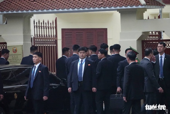 Ông Kim Jong Un cùng em gái đến thăm Đại sứ quán Triều Tiên - Ảnh 6. Ông Kim Jong Un cùng em gái đến thăm Đại sứ quán Triều Tiên - Ảnh 6.