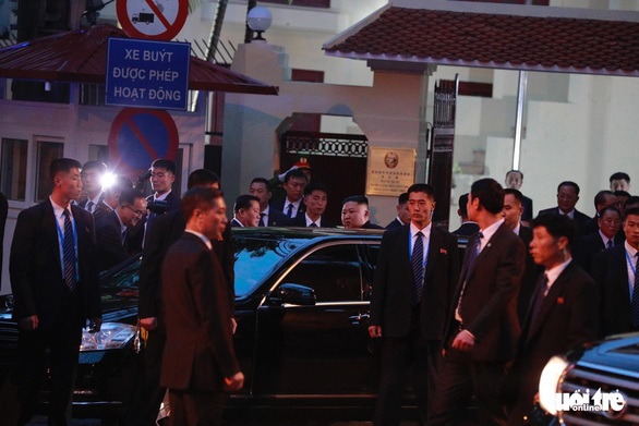 Ông Kim Jong Un cùng em gái đến thăm Đại sứ quán Triều Tiên - Ảnh 2. Ông Kim Jong Un cùng em gái đến thăm Đại sứ quán Triều Tiên - Ảnh 2.