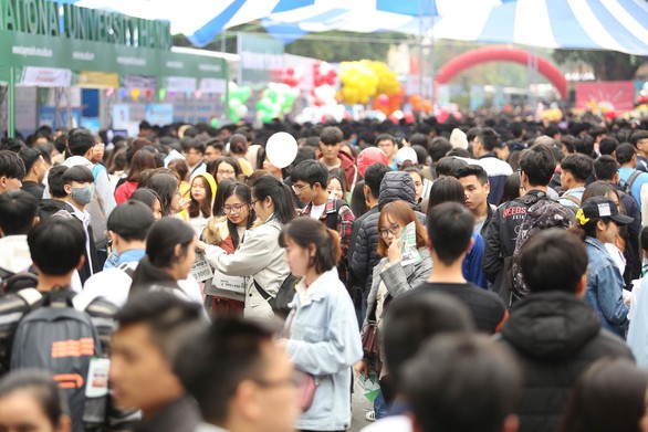 Hàng vạn học sinh dự Ngày hội tư vấn tuyển sinh quy mô nhất từ trước đến nay - Ảnh 1. Hàng vạn học sinh dự Ngày hội tư vấn tuyển sinh quy mô nhất từ trước đến nay - Ảnh 1.