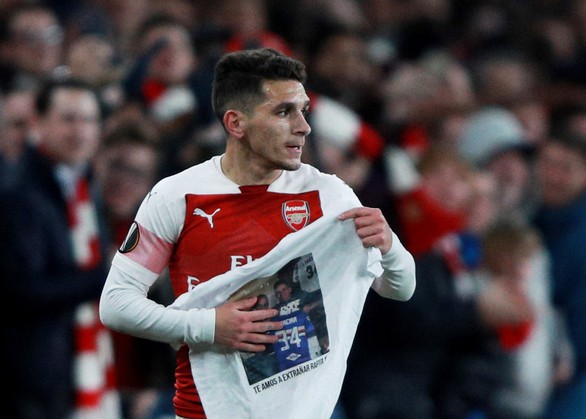Torreira tặng bàn thắng cho người bạn thân vừa qua đời - Ảnh 1. Torreira tặng bàn thắng cho người bạn thân vừa qua đời - Ảnh 1.