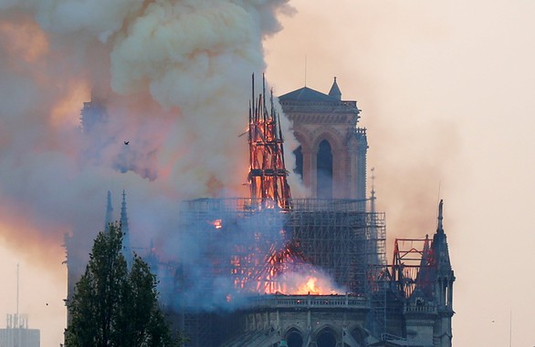 Điều tra ban đầu: Lửa gây cháy nhà thờ Đức Bà Paris bắt đầu từ nóc - Ảnh 1.
