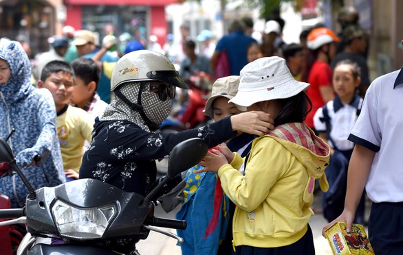 Nắng trưa ác liệt, phòng chống kiểu ninza có ngừa được ung thư da? - Ảnh 1. Nắng trưa ác liệt, phòng chống kiểu ninza có ngừa được ung thư da? - Ảnh 1.