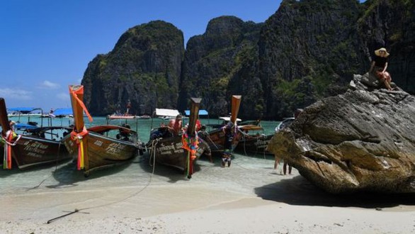 Thái Lan đóng cửa vịnh Maya thêm 2 năm vì tổn hại do du lịch - Ảnh 1. Thái Lan đóng cửa vịnh Maya thêm 2 năm vì tổn hại do du lịch - Ảnh 1.