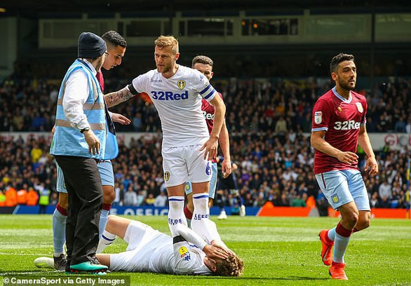 Tiền đạo Patrick Bamford bị cấm thi đấu 2 trận vì tội... lừa trọng tài ! - Ảnh 2. Tiền đạo Patrick Bamford bị cấm thi đấu 2 trận vì tội... lừa trọng tài ! - Ảnh 2.