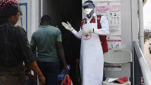 Nhân viên y tế tiếp nhận người vào xét nghiệm virus Ebola tại Mpondwe, điểm biên giới giữa Uganda và CHDC Congo vào ngày 13-6-2019 - Ảnh: AFP