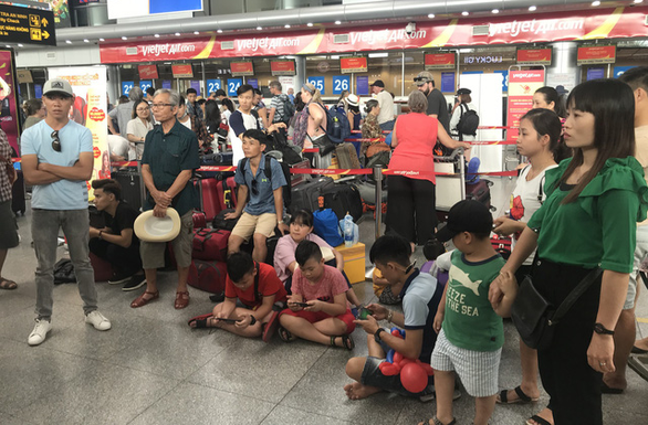 Hành khách tập trung trước quầy của hãng VietJet tại sân bay Đà Nẵng - Ảnh: TRƯỜNG TRUNG