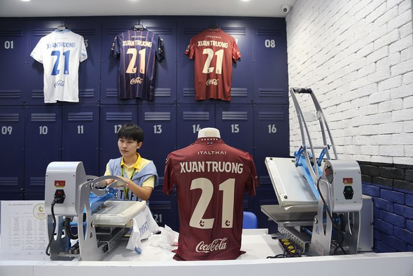 King&rsquo;s Cup và chiếc áo đ&acirc;́u đang nổi bần bật của Xu&acirc;n Trường - Ảnh 1.