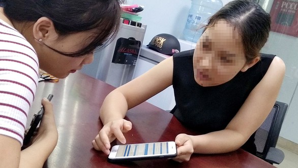 Nhân viên kinh doanh (phải) của hãng bảo hiểm V., Q.3, TP.HCM tư vấn cho khách hàng về bảo hiểm chậm, hủy chuyến bay - Ảnh: NGỌC PHƯỢNG