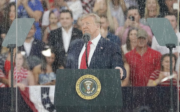 Tr&igrave;nh diễn ng&agrave;y 4-7 đậm chất qu&acirc;n sự của Tổng thống Trump g&acirc;y tranh c&atilde;i - Ảnh 1.