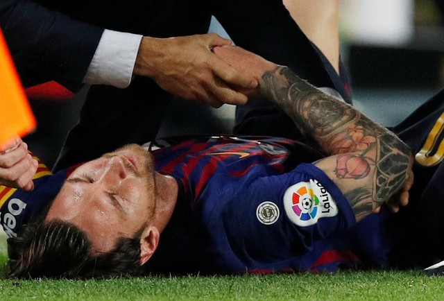 Messi chấn thương nặng, g&atilde;y xương c&aacute;nh tay phải - Ảnh 1.