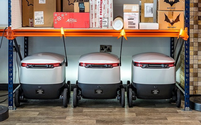 Dịch vụ robot giao hàng đầu tiên trên thế giới ra mắt ở Anh - Ảnh 1. Dịch vụ robot giao hàng đầu tiên trên thế giới ra mắt ở Anh - Ảnh 1.