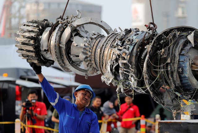 Một động cơ của máy bay gặp nạn được trục vớt ngày 4-11 - Ảnh: Reuters