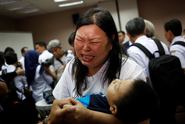 Người thân các nạn nhân trong cuộc họp báo tại Jakarta ngày 5-11 - Ảnh: Reuters