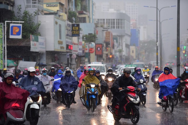 Vì sao sáng nay Sài Gòn sáng nay sấm chớp, mưa lớn? - Ảnh 1. Vì sao sáng nay Sài Gòn sáng nay sấm chớp, mưa lớn? - Ảnh 1.