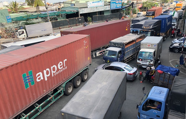 Chưa cao điểm Tết, giao thông cửa ngõ Sài Gòn đã hỗn loạn - 2