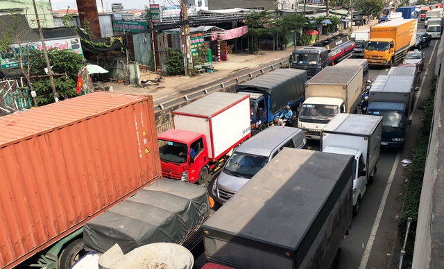 Chưa cao điểm Tết, giao thông cửa ngõ Sài Gòn đã hỗn loạn - 1