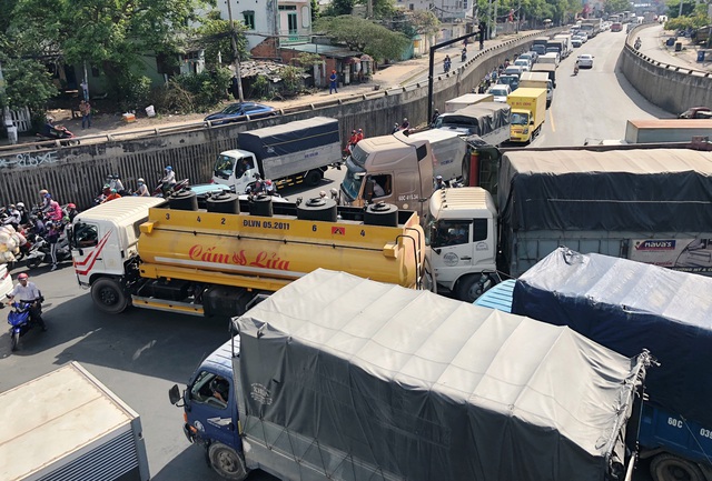 Chưa cao điểm Tết, giao thông cửa ngõ Sài Gòn đã hỗn loạn - 5