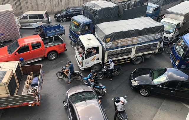 Chưa cao điểm Tết, giao thông cửa ngõ Sài Gòn đã hỗn loạn - 9