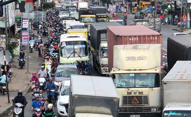 Chưa cao điểm Tết, giao thông cửa ngõ Sài Gòn đã hỗn loạn - 7