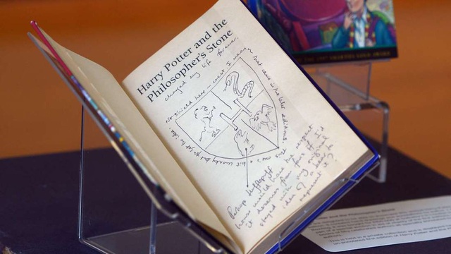 Hai cuốn truyện Harry Potter của giáo viên này có giá khoảng gần 4.000 USD. (Nguồn: NEIL HANNA, AFP/GETTY IMAGES)