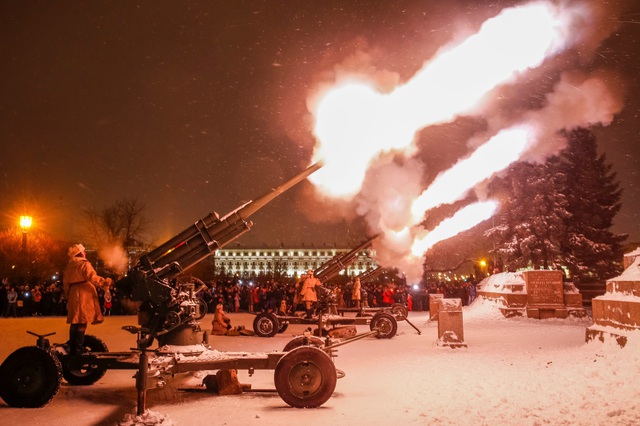 Xe tăng Nga diễu binh rầm rộ kỷ niệm 75 năm chiến thắng Leningrad - 4