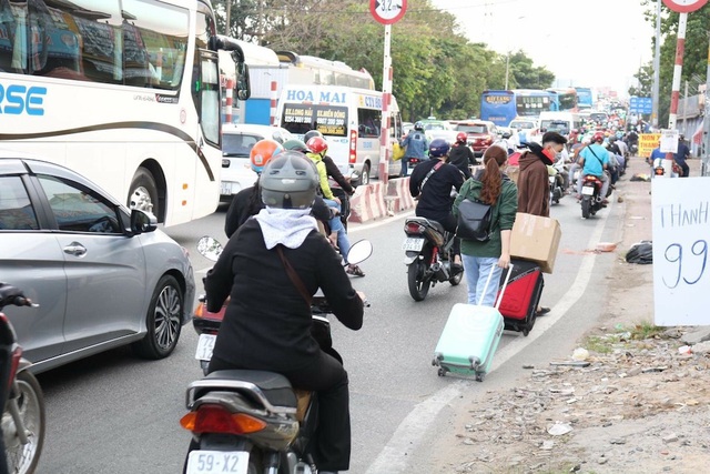 hanh khach di xe tet.JPG hanh khach di xe tet.JPG