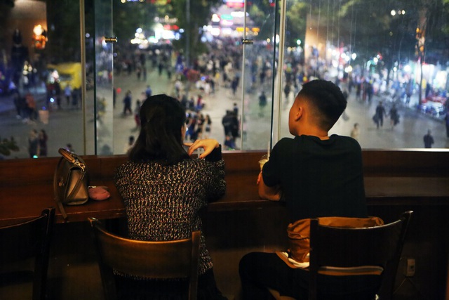 Ph&aacute;o hoa rực s&aacute;ng bầu trời hồ Gươm trong đ&ecirc;m giao thừa - 7