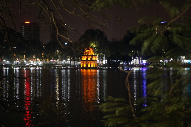 Ph&aacute;o hoa rực s&aacute;ng bầu trời hồ Gươm trong đ&ecirc;m giao thừa - 4