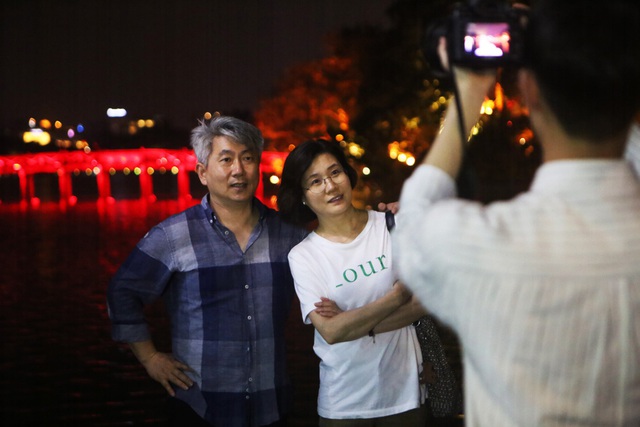 Ph&aacute;o hoa rực s&aacute;ng bầu trời hồ Gươm trong đ&ecirc;m giao thừa - 5