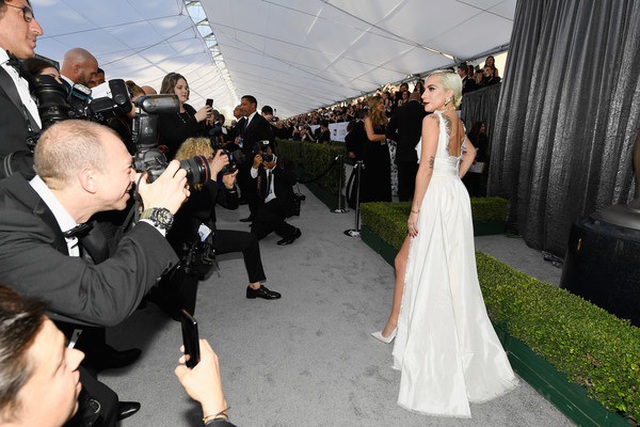 Lady Gaga kiều diễm với váy trắng  - 9