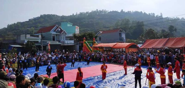 Phiên chợ họp lúc tờ mờ sáng mùng 1 Tết, mua lộc cầu may - 3 Phiên chợ họp lúc tờ mờ sáng mùng 1 Tết, mua lộc cầu may - 3