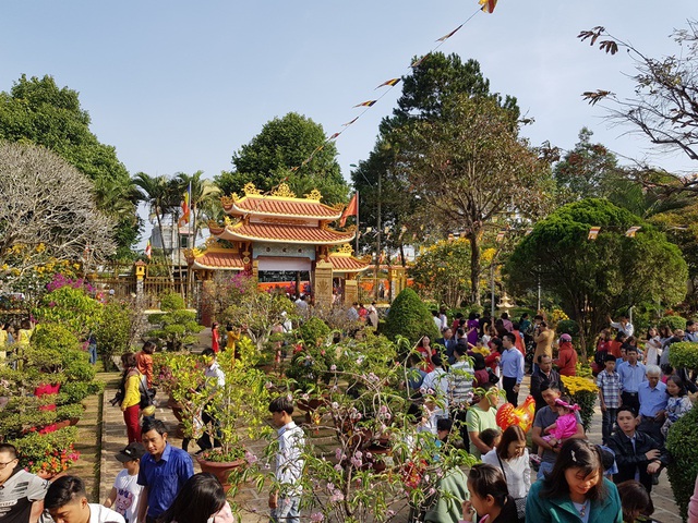 Người d&acirc;n Huế, Đắc Lắc đến ch&ugrave;a cầu an m&ugrave;ng 1 Tết - 17