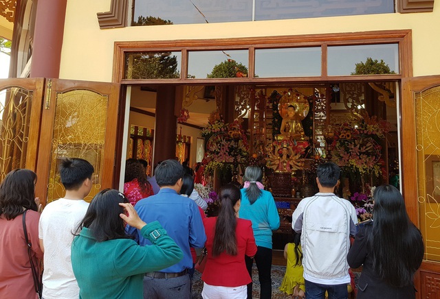 Người d&acirc;n Huế, Đắc Lắc đến ch&ugrave;a cầu an m&ugrave;ng 1 Tết - 15